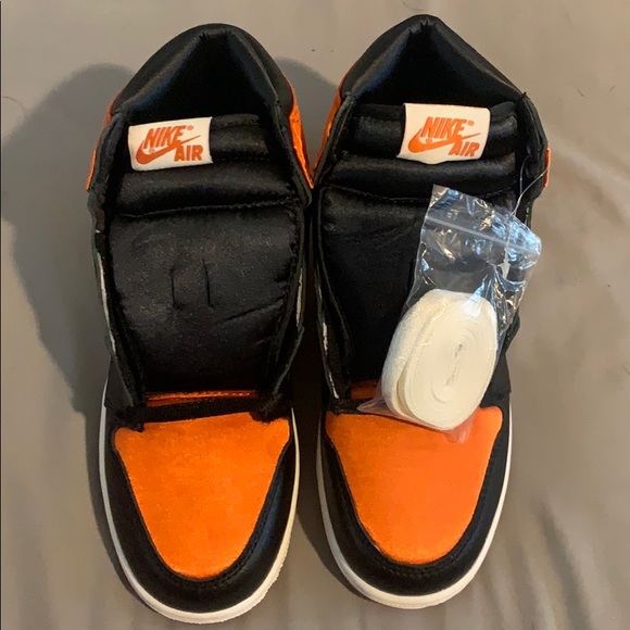 Air Jordan 1 Satin - Picture 3 of 7